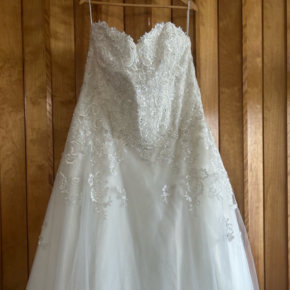 Plus size wedding dress - Picture 1 of 6